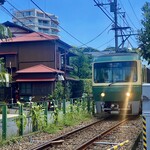 炭焼き ミンナミ食堂 - 江ノ電「湘南海岸公園駅」からすぐ近く...っても、道の関係で辿り着くにはチョコっとややこしい。
            短い感覚で踏切2回渡るꉂ(ˊᗜˋ*)
            「撮り鉄」写真みたいだけど、お店は左に見える『古民家』。