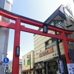 Toshimaya Shop Kamakura Ekimae Tobira Ten - 駅を出て小町通りに向かう…