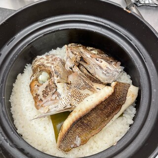 We offer a course menu where you can enjoy seasonal seafood and our famous sea bream rice!