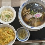 三芳食堂 - 2024/09/11
ラーメンセット 800円
✳︎ラーメン、ミニかき揚げ丼、サラダ、漬物