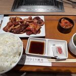 お肉屋さんのひとり焼肉 ダイリキ - サービスランチ定食150g　￥1408（税込）