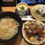 Gourmet Kaiten Zushi Hakotaro Ugaura Honten - 【本店限定】海宝こぼれ巻（869円）、鮭のあら汁（374円）、大人のイカ納豆巻き（220円）、北海道　茶碗蒸し（330円）