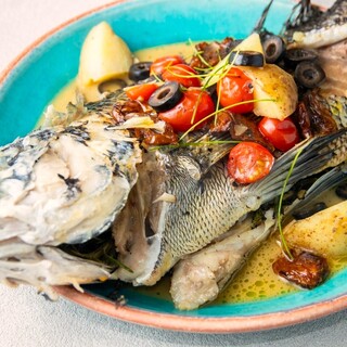 Speaking of the Mediterranean, "Aquapazza" is a dish that lets you enjoy fresh fish whole.