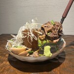 酒肴日和 笑竹杯 - 牛テール大根煮込み
お出汁は毎日継ぎ足しの名物の牛テール大根です。
お肉は箸で骨から外せる程ホロホロで、出汁をたっぷり吸った大根もこれまた格別です。
やはりスープが美味しいので、たっぷりと散らされたニラと一緒に召し上がって頂きたい一品です。
