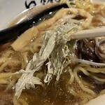 262851909 - トッピングのとろろ昆布をちぢれ麺に和えて頂きます