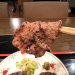 牛たん焼き 仙台辺見 - 厳選した上質の牛たんを一枚一枚丁寧に手切りし、本来の美味しさを引き出すため味付けは塩と胡椒のみ