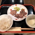 牛たん焼き 仙台辺見 - サービス牛たん定食ご飯大盛り（上たん焼きと牛たんスライス、麦飯、浅漬け、テールスープ）@1,130円