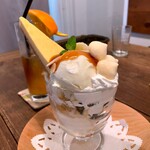 カフェ ヴィアン イスィ ! - キャラメルバナナパフェ。640円