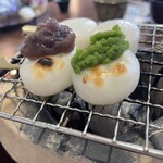 炭焼き団子 志津かわ珈琲庵 - 料理写真:焼けた方に、のせていくぅ～