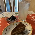 お食事＆喫茶  ら～く - 料理写真:チョコレートケーキ、コーヒーゼリー（サービス）