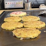 お好み焼き しみづ - お好み焼きを焼いてくれています