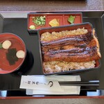 Unagi Kurofune Toyokawa Akasaka Ten - 鰻重 並　1/2尾　はみ出してます