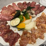 豊田屋 - 特盛り(２,３人前)。カルビ、ロース、ハラミ、鶏もも。玉ねぎピーマン人参と南瓜に茄子とウインナー！