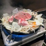 Meguro Minatoya - ジンギスカン（ラムロールと生ラム） ... 湯気が上がって食欲をそそります、やっぱりジンギスカン鍋で焼くのはいいですねー!