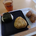 おにぎり家 ころりん - 料理写真:肉巻き 500円(税込)。
カレーチーズ 300円(税込)。
とりそぼろ 300円(税込)。