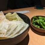 TSUDOI - 枝豆とお通しのキャベツ