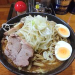 Ayase Taishoken - 特製ラーメン900円。二郎系のようですが、味は中華そばのまま。