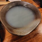 Seafood Robata Uomasa Taira Moto Ten - お通しのアサリの酒蒸しのスープ