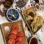 Teuchi Soba Yoshida Ya - 日本酒、お通し、冷やしトマト、天ぷら盛合わせ・並