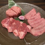 焼肉 赤と白 - タン三種盛