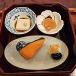 旅館花屋 - 胡麻豆腐、香の物、焼鮭、蒲鉾、煮豆