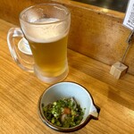 Sushi Dokoro Oota - 生ビール（750円）。お酒を頼むとタコのおつまみがいただける。