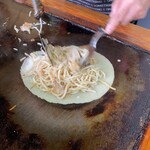 Yamashita Okonomiyaki Ten - キャベツよりもやしが多いのが特徴