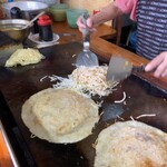 Yamashita Okonomiyaki Ten - 味付けは醤油と赤いパンダさん少々