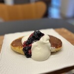 cafe KaMuNa - パンケーキ☆ブルーベリークリーム　オーガニックブルーベリージャムを添えて７７０円（税込）