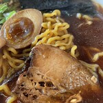 らーめん かず屋 - 正油らーめんのチャーシューと麺と味玉