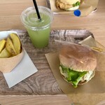 IMARU CAFE - 料理写真:チーズバーガー¥500 フライドポテト¥190  さるなしドリンク¥280