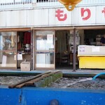 もりや商店 - 目の前の店舗の軒先で香りを広げる浜焼き、そしてテーブル席がいくつか