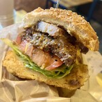 Blue-B BURGERS - 大きなハンバーガーなので半分に切って頂きます。