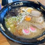 水城らあ麺 - 料理写真:特製ラーメン９５０円の出来上がり。
 
特製ラーメンは普通のラーメンの麺が1,5倍でチャーシュー・なると・生卵・シナチク・ゆでたまご・ネギ・のりがトッピングされたラーメン。
 