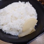 伝説のすた丼屋 - ごはんとたくあん。これだけでもイケる。
            