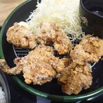 伝説のすた丼屋 - 唐揚げは竜田揚げみたいにカリカリです。