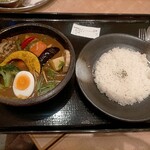 Crazy Spice - 13種の彩り野菜カレー ナンorライス付き1300円  中辛  ライス仕様