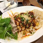 中華料理 朝霞刀削麺 - よだれ鶏混ぜ刀削麺¥1,100