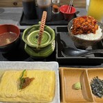 Awajishima Nikudon Seisakusho Ushi to Kome - 和牛サーモン生バクダン丼出汁巻セット