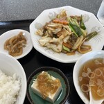 菜華 - 料理写真:回鍋肉の左にあるのが謎の漬物　美味しかった