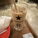 ネイバーフッド アンド コーヒー - アイスカフェラテ（740円）