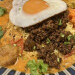 Dining Bar ティグレ - スパイシーキーマとエビカレー側から接写！