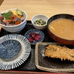 大船海鮮食堂 魚福 - 海鮮丼　1300円