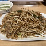 三久 - 料理写真:焼きそば大盛り、ラーメンスープ付き