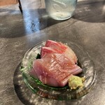 Okinawa Nihonshu Aonisai - お通しは鮪とヤンバルで養殖しているお魚。名前は忘れた歯ごたえブリンブリンで脂乗ってます