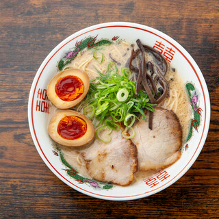 食べログ100名店の博多とんこつ真咲雄の博多ラーメンがある