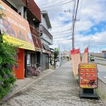 ムガルマハル - 看板が、大通り沿いに出て