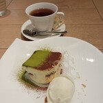 ハタケカフェ - 甘さ控えめ。アイスと食べてちょうど良し。アイスにバニラビーンズが入ってた。もーっとトロ～っと濃厚で、本体のクリームにバニラビーンズ入ってて、というのが理想。でも、トロッと系の子は好みです♪オサレね～♪