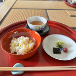 三光院 - 季節によって少しずつ変わるメニューをお楽しみください。(写真は9月・菊のおばん)