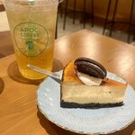 APOC COFFEE - オレオチーズケーキとアップルジュース